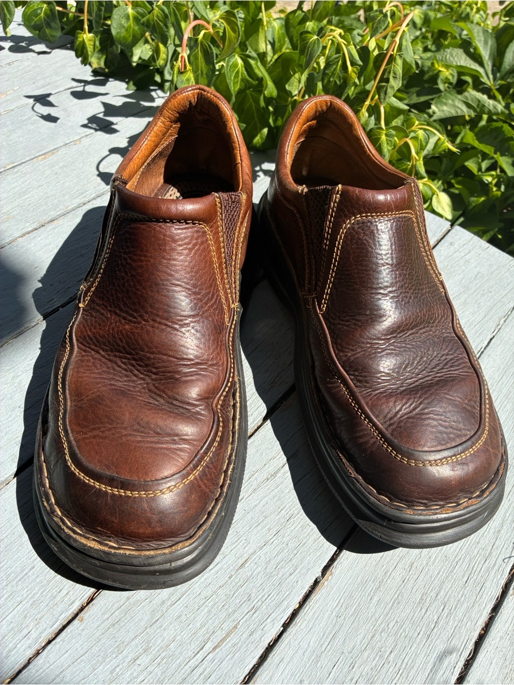 Men’s Born brown leather slip-on shoes. Size 10.